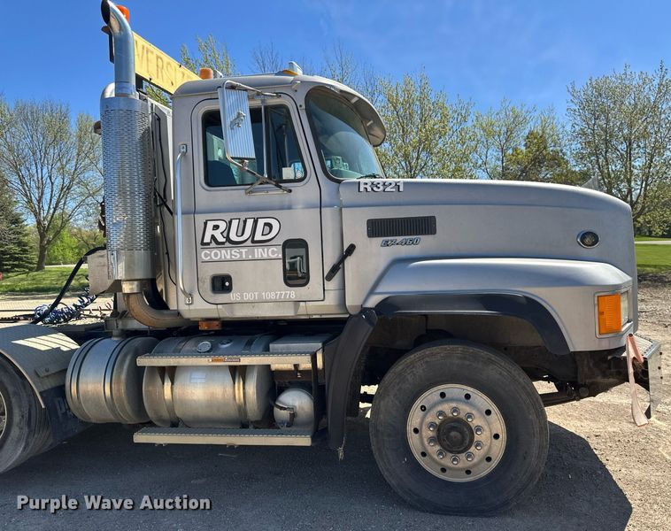 image for item EB2539 2000 Mack CL713 semi truck