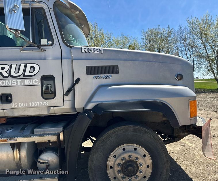 image for item EB2539 2000 Mack CL713 semi truck