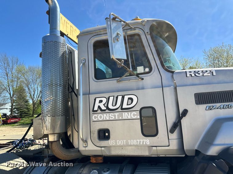 image for item EB2539 2000 Mack CL713 semi truck