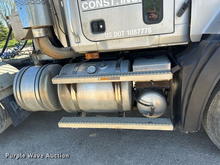 image for item EB2539 2000 Mack CL713 semi truck