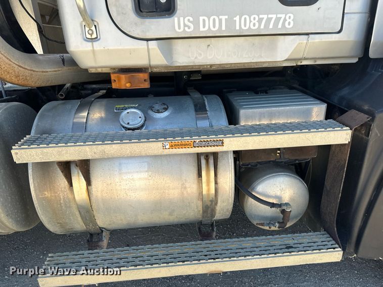 image for item EB2539 2000 Mack CL713 semi truck