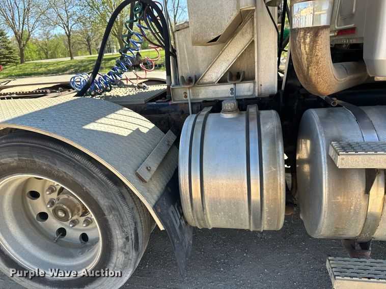 image for item EB2539 2000 Mack CL713 semi truck