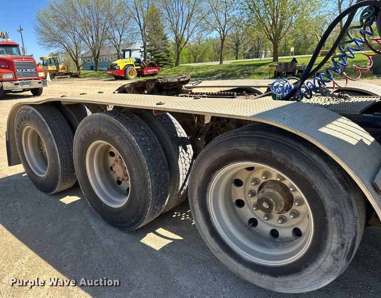 image for item EB2539 2000 Mack CL713 semi truck