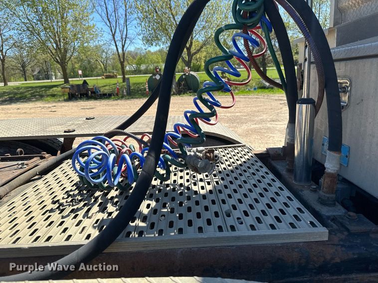 image for item EB2539 2000 Mack CL713 semi truck