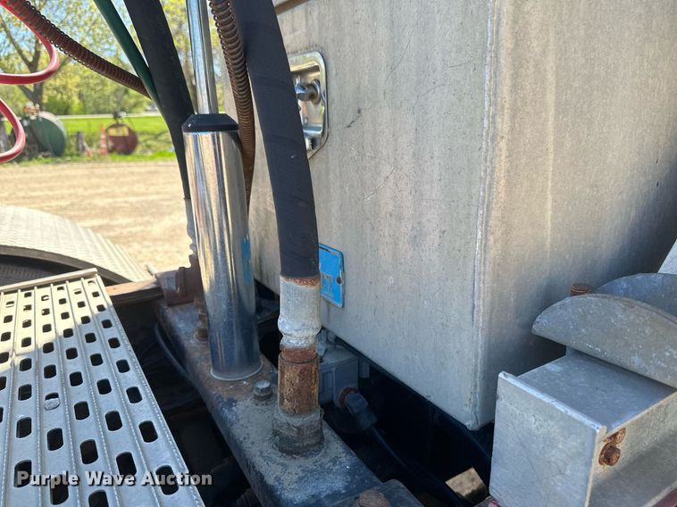 image for item EB2539 2000 Mack CL713 semi truck