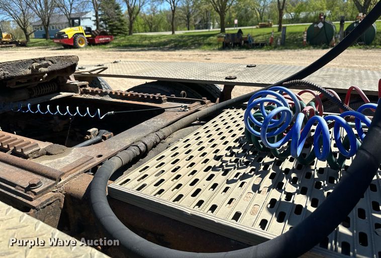 image for item EB2539 2000 Mack CL713 semi truck