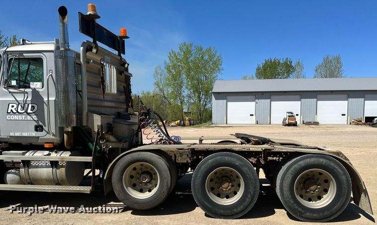 image for item EB2539 2000 Mack CL713 semi truck