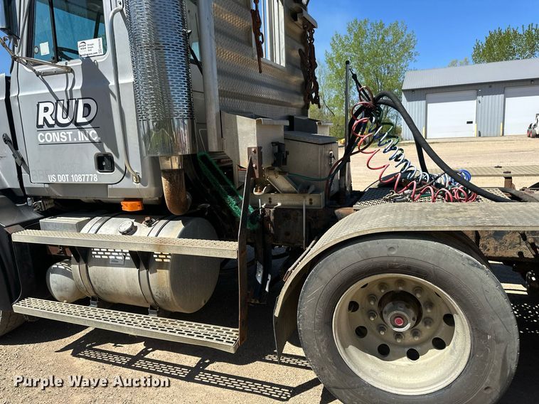 image for item EB2539 2000 Mack CL713 semi truck