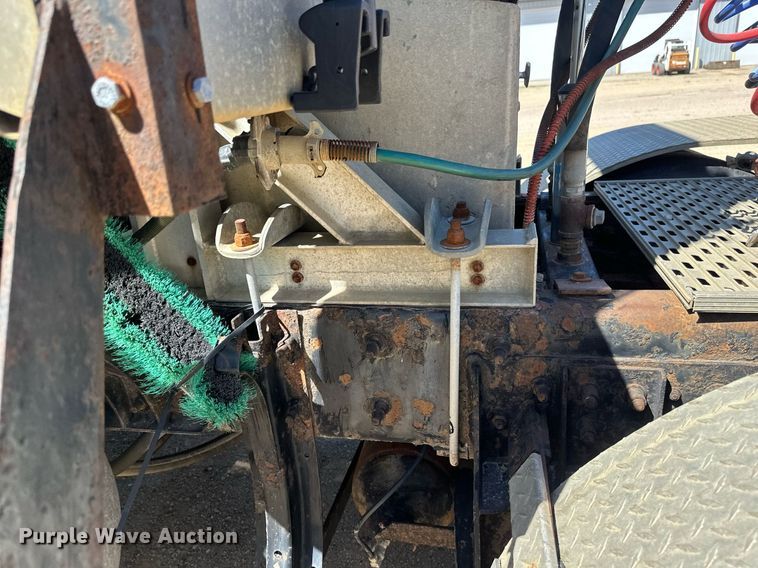 image for item EB2539 2000 Mack CL713 semi truck