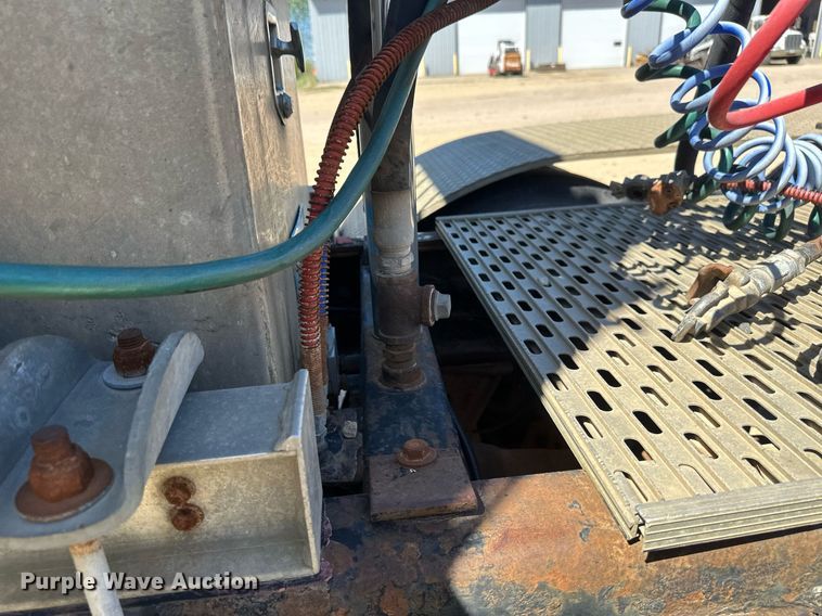 image for item EB2539 2000 Mack CL713 semi truck