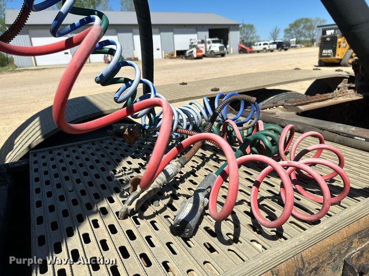 image for item EB2539 2000 Mack CL713 semi truck