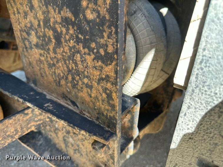 image for item EB2539 2000 Mack CL713 semi truck