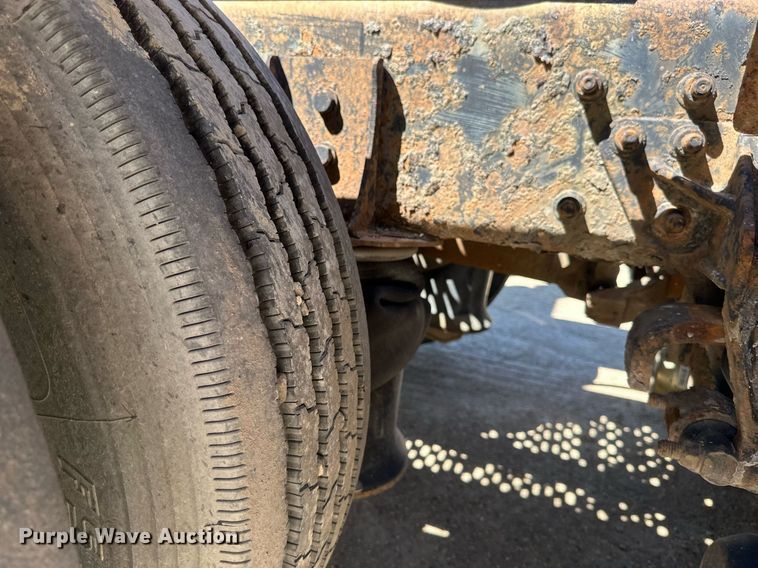 image for item EB2539 2000 Mack CL713 semi truck