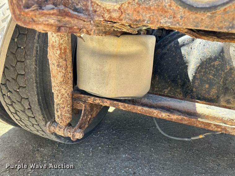 image for item EB2539 2000 Mack CL713 semi truck