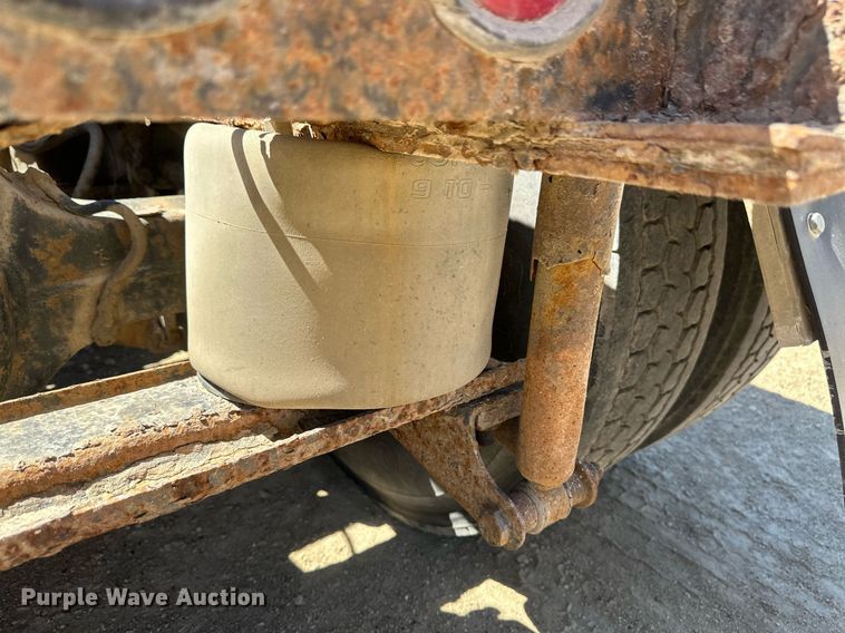 image for item EB2539 2000 Mack CL713 semi truck