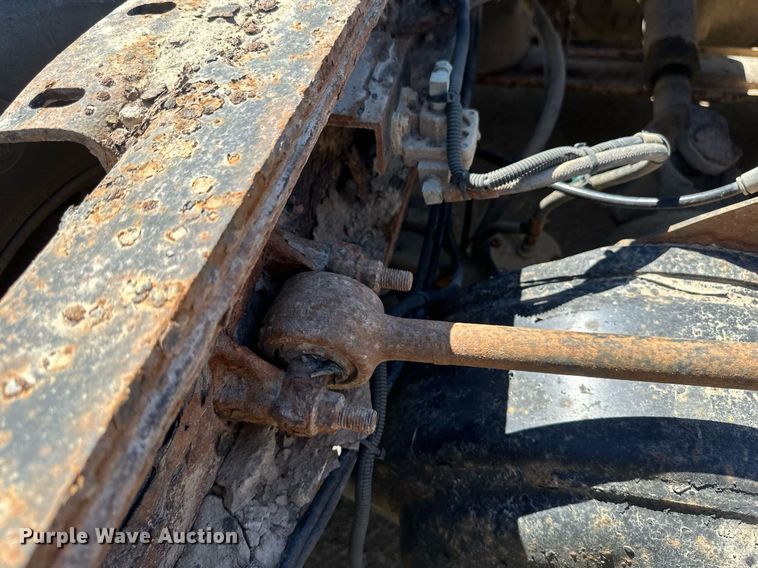 image for item EB2539 2000 Mack CL713 semi truck