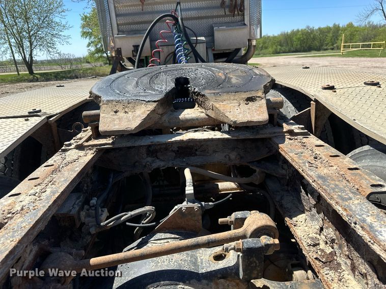 image for item EB2539 2000 Mack CL713 semi truck