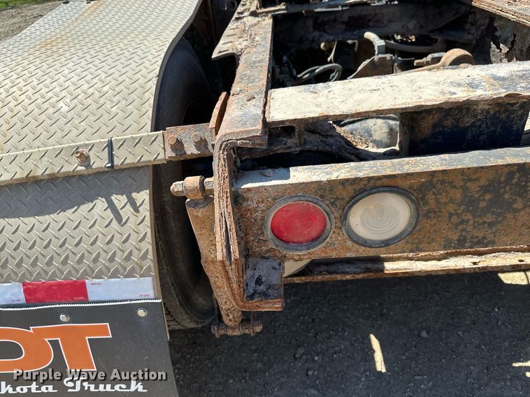 image for item EB2539 2000 Mack CL713 semi truck