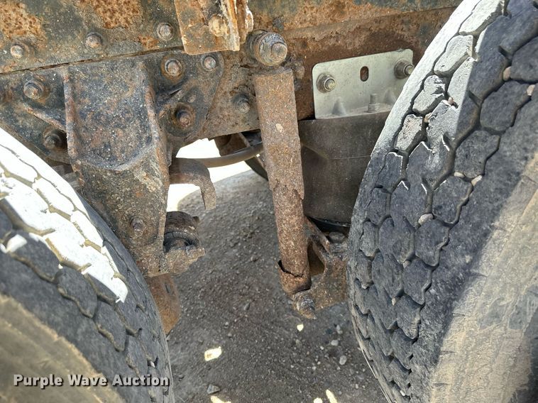 image for item EB2539 2000 Mack CL713 semi truck