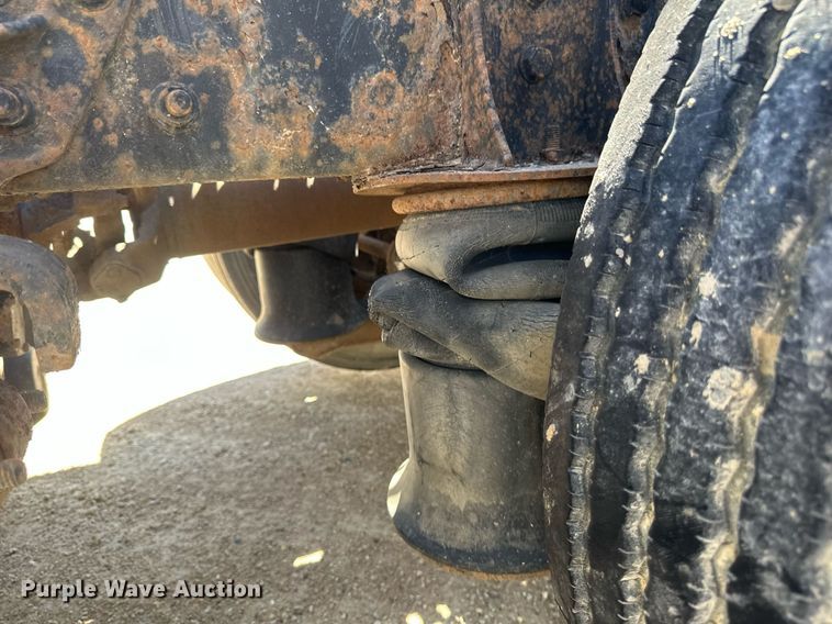 image for item EB2539 2000 Mack CL713 semi truck