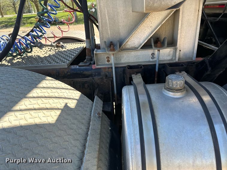 image for item EB2539 2000 Mack CL713 semi truck