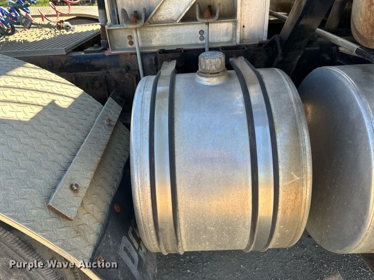 image for item EB2539 2000 Mack CL713 semi truck