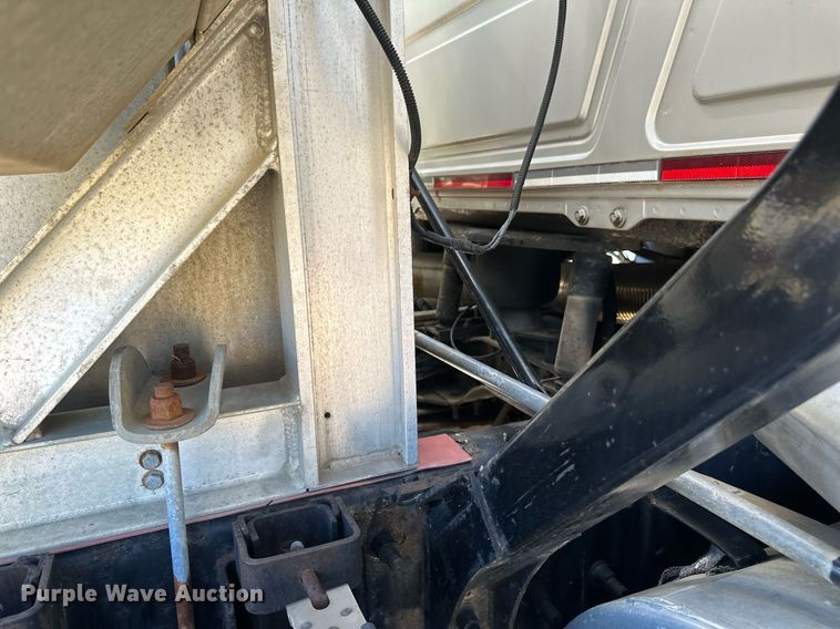 image for item EB2539 2000 Mack CL713 semi truck