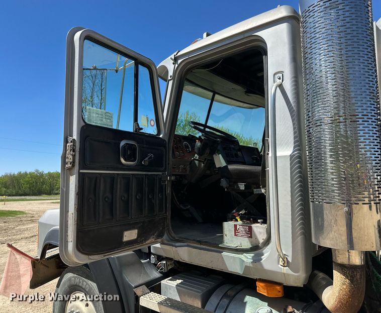 image for item EB2539 2000 Mack CL713 semi truck