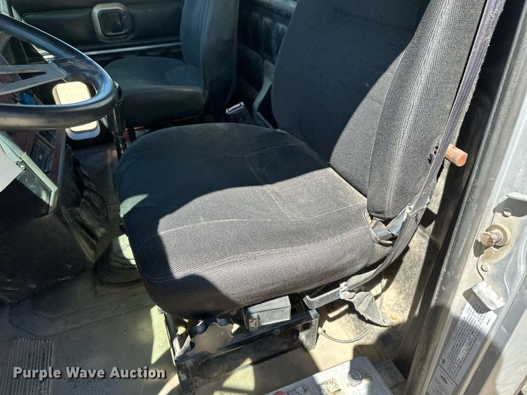 image for item EB2539 2000 Mack CL713 semi truck