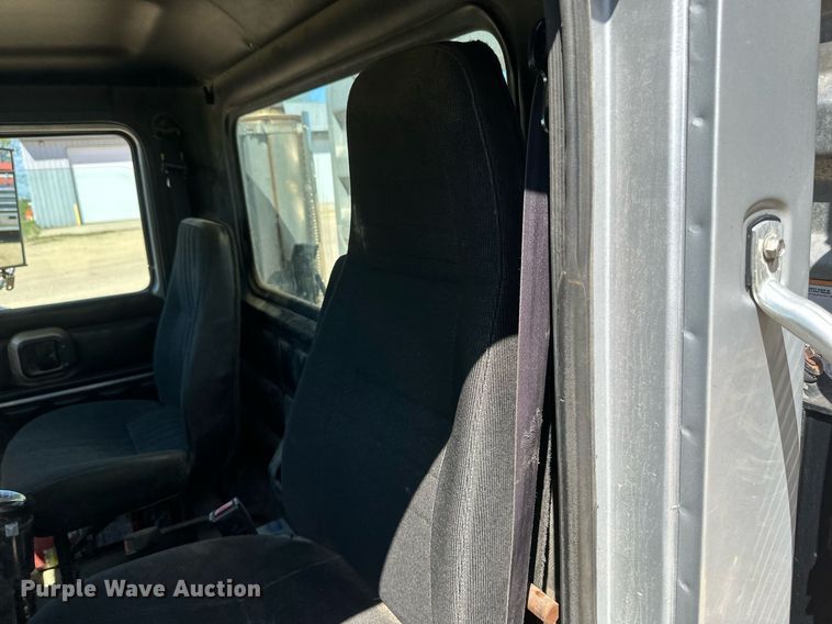 image for item EB2539 2000 Mack CL713 semi truck