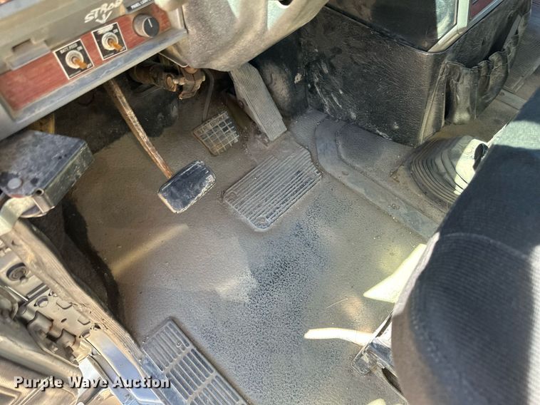 image for item EB2539 2000 Mack CL713 semi truck