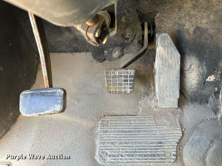 image for item EB2539 2000 Mack CL713 semi truck