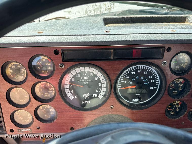 image for item EB2539 2000 Mack CL713 semi truck