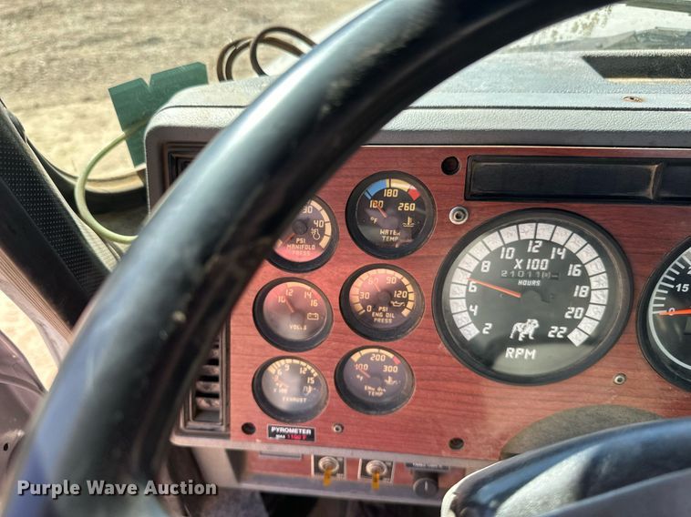 image for item EB2539 2000 Mack CL713 semi truck