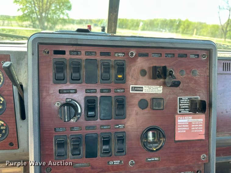 image for item EB2539 2000 Mack CL713 semi truck