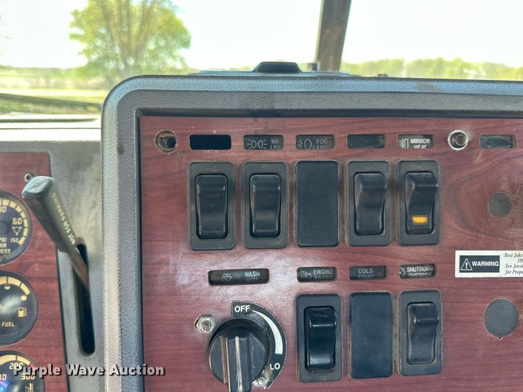 image for item EB2539 2000 Mack CL713 semi truck