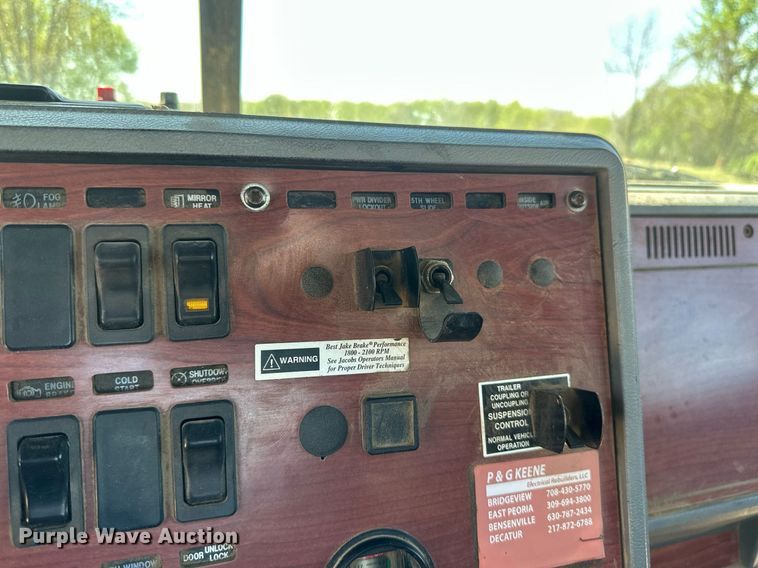 image for item EB2539 2000 Mack CL713 semi truck