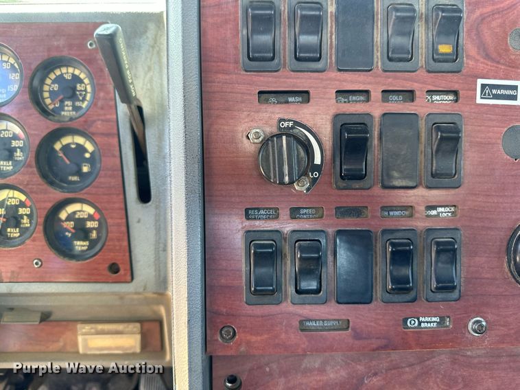 image for item EB2539 2000 Mack CL713 semi truck