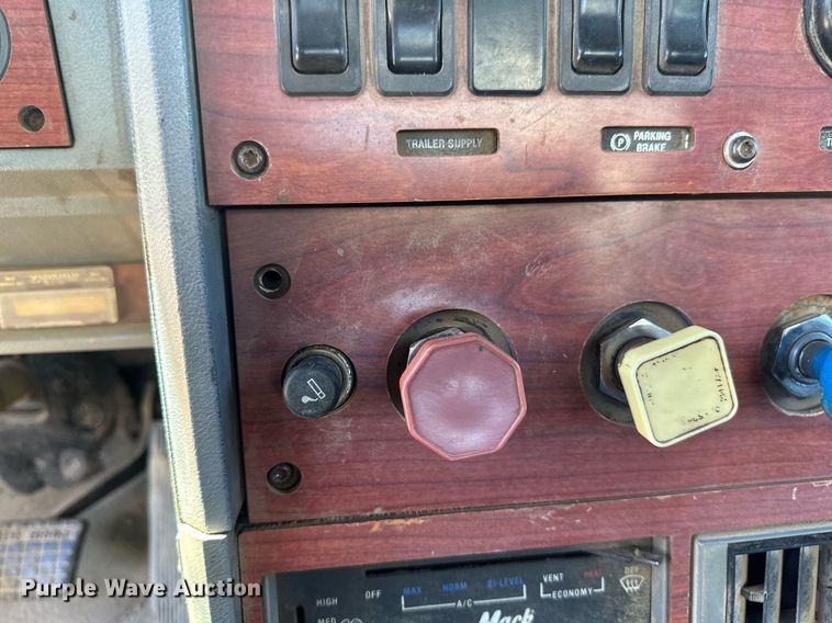 image for item EB2539 2000 Mack CL713 semi truck