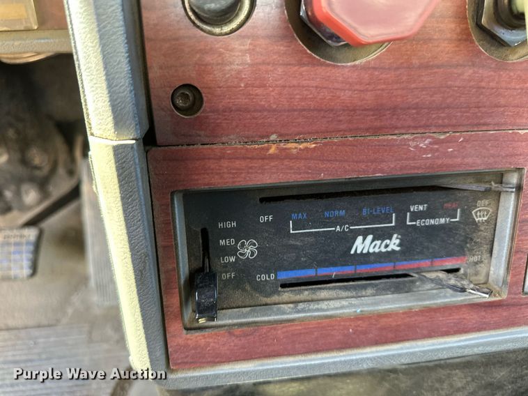 image for item EB2539 2000 Mack CL713 semi truck