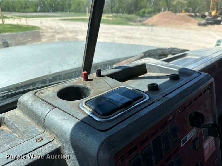 image for item EB2539 2000 Mack CL713 semi truck