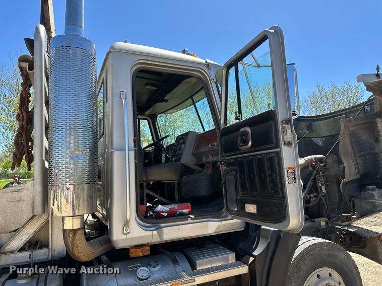 image for item EB2539 2000 Mack CL713 semi truck