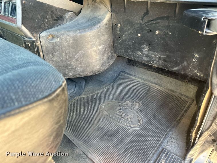 image for item EB2539 2000 Mack CL713 semi truck