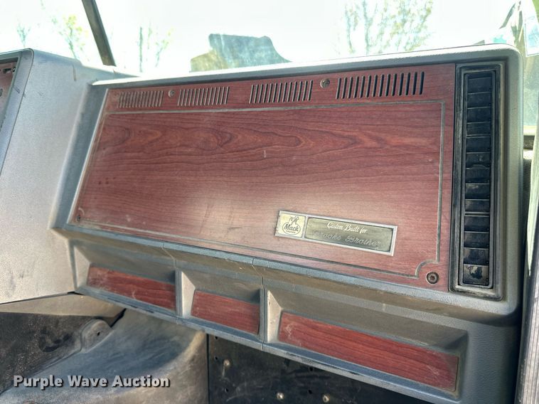 image for item EB2539 2000 Mack CL713 semi truck