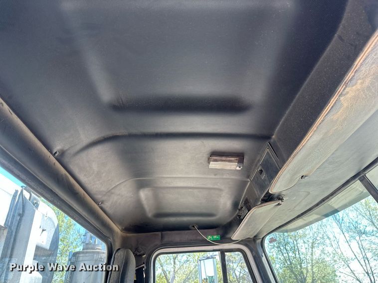 image for item EB2539 2000 Mack CL713 semi truck