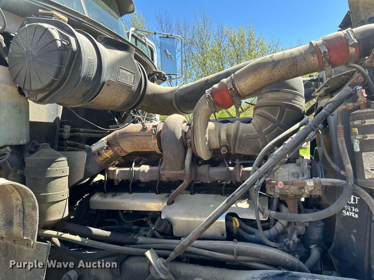 image for item EB2539 2000 Mack CL713 semi truck