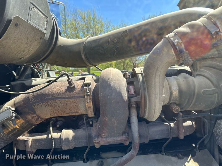 image for item EB2539 2000 Mack CL713 semi truck