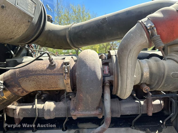 image for item EB2539 2000 Mack CL713 semi truck