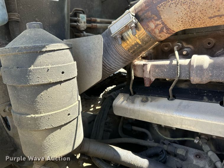 image for item EB2539 2000 Mack CL713 semi truck