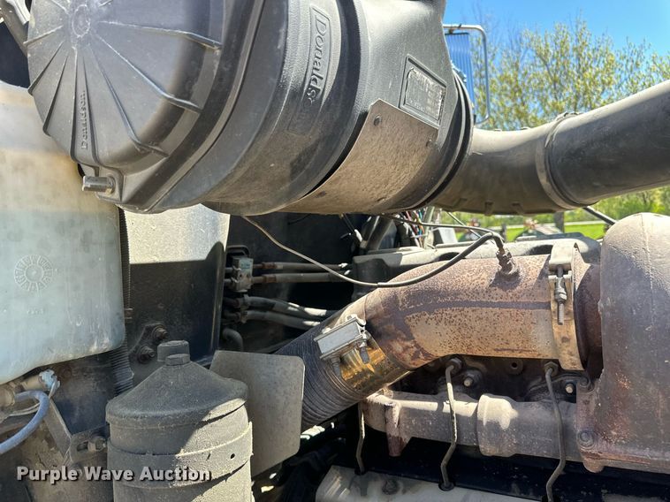 image for item EB2539 2000 Mack CL713 semi truck